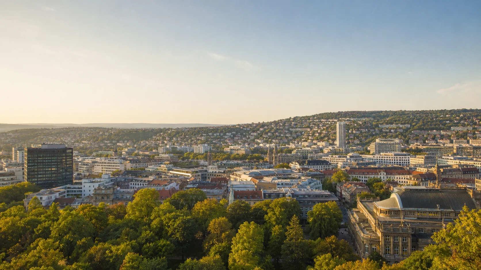 Panoramablick über die Stuttgarter Innenstadt und die umliegenden Hügel